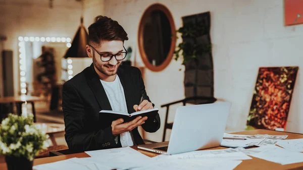 Affärsman Arbete Laptop Tittar Anteckningar Porträtt Leende Framgångsrik Ung Copywriter — Stockfoto