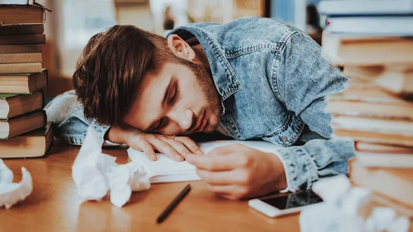 Escritor Texto Sobrecargado Trabajo Quedó Dormido Acostado Escritorio Retrato Del — Foto de Stock