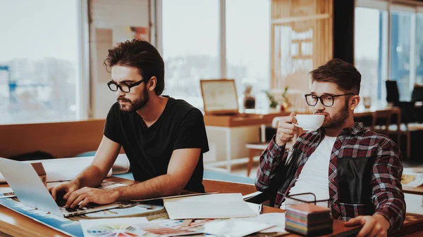 Retrato Dos Diseñadores Gráficos Disfrutan Trabajando Ilustradores Profesionales Enfocados Proyectos — Foto de Stock