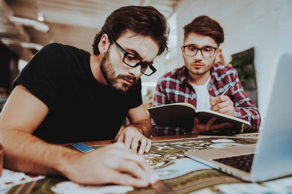 Diseñadores Gráficos Ocupados Trabajando Proyectos Interiores Dos Profesionales Sostienen Bloc — Foto de Stock