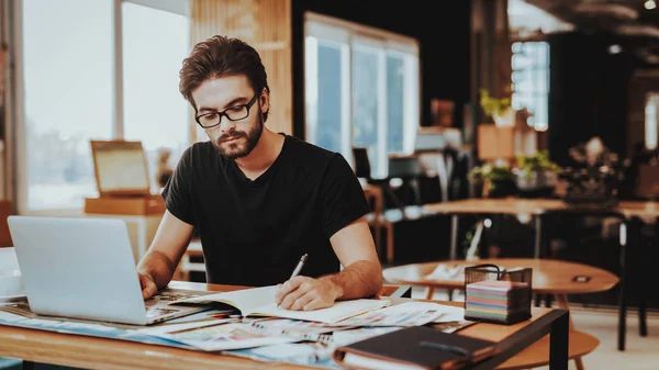 Diseñador Gráfico Concentrado Proyecto Trabajo Retrato Del Joven Ilustrador Barbudo — Foto de Stock