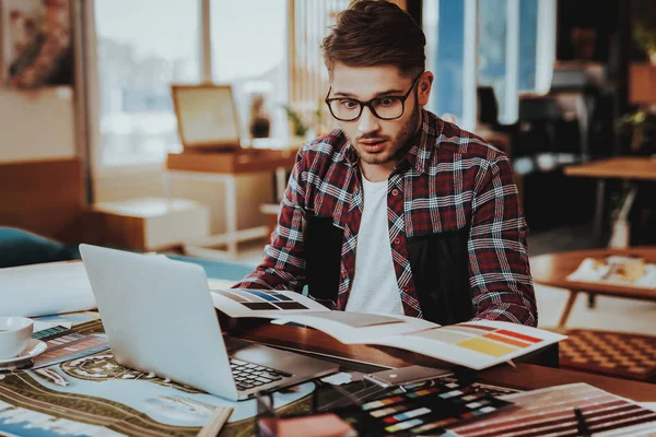 Diseñador Sorprendido Frunce Ceño Mientras Trabaja Proyecto Retrato Ilustrador Gráfico — Foto de Stock