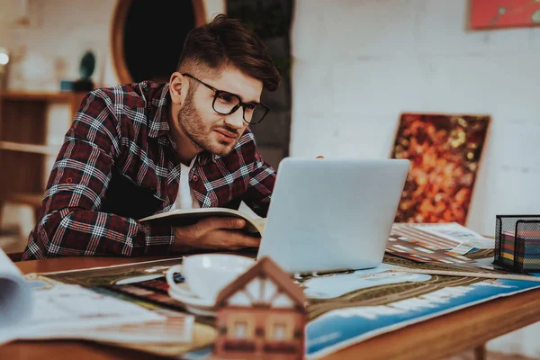 Glücklich Lächelnder Illustrator Konzentrierte Sich Auf Sein Arbeitsprojekt Porträt Eines — Stockfoto