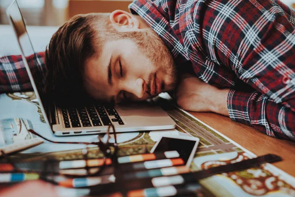 Portrét Grafik Usnul Práci Hezký Unavený Ospalý Dala Hipster Muž — Stock fotografie