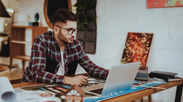 Retrato Joven Diseñador Gráfico Trabajo Ordenador Portátil Interiores Ilustrador Barbudo — Foto de Stock