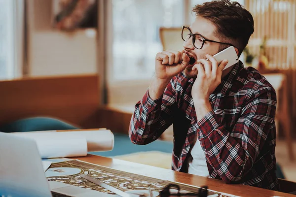 Freelancer Cansado Hablando Por Teléfono Bosteza Lugar Trabajo Retrato Del — Foto de Stock