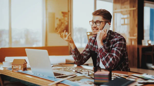 Killen Som Arbetar Projektet Har Telefonerna Konversation Porträtt Unga Skäggiga — Stockfoto