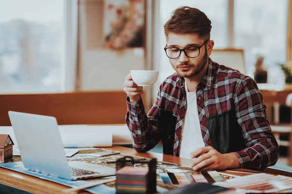 Jovem Designer Gráfico Ocupado Tem Coffee Break Retrato Ilustrador Profissional — Fotografia de Stock