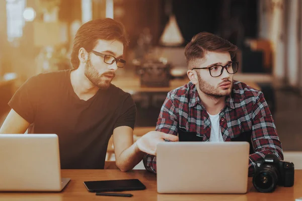 Dos Fotógrafos Independientes Trabajan Computadoras Portátiles Retrato Dos Chicos Con —  Fotos de Stock