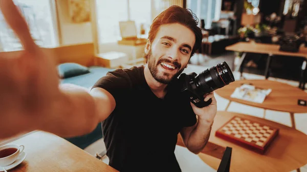 Cara Sorridente Faça Selfie Quando Estiver Trabalhando Local Trabalho Retrato — Fotografia de Stock