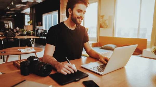 Усміхнений Графічний Дизайнер Працює Ноутбуках Indoors Портрет Бородатого Стильного Професійного — стокове фото