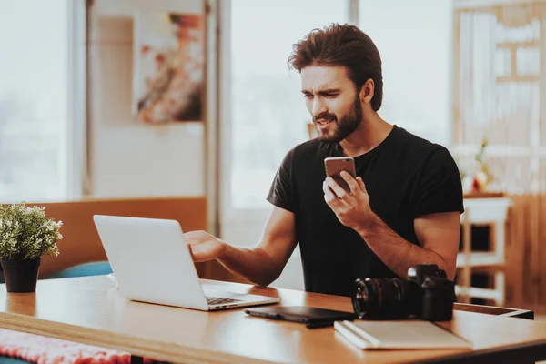 Zdenerwowany Facet Trzyma Telefon Działa Laptopie Zdalnie Portret Zły Stylowe — Zdjęcie stockowe