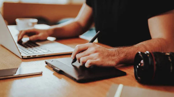 Closeup Graphic Designer Working Workplace Guy Sentado Mesa Usando Tablet — Fotografia de Stock