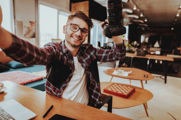 Uśmiechnięty Facet Zrobić Selfie Podczas Pracy Miejscu Pracy Portret Stylowy — Zdjęcie stockowe