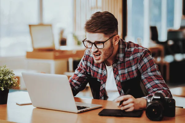 Nervös Fotograf Fungerar Laptop Distans Porträtt Allvarliga Eleganta Frilansande Grafisk — Stockfoto