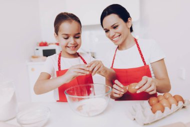 Split yumurta tatlı bisküvi için aile için. Anne ile küçük kız mutlu. İnsanlar ve tatlı pasta. Anne ve Genç kız bir kek. Kız Split yumurta tatlı krep için gülümse. Tatlı pişirme için anne Split yumurta.