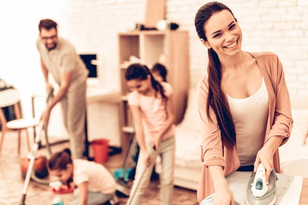 Gelukkig Schattige Lachende Grote Familie Kamer Schoonmaken Moeder Met Kinderen — Stockfoto