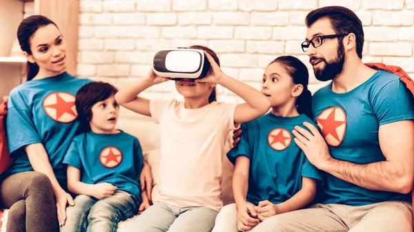 Superhelden Familie Suchen Kind Spielen Headset Virtuelle Reise Technologiekonzept Der — Stockfoto