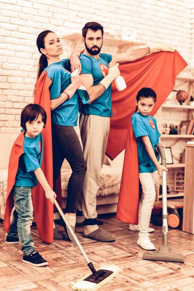可爱的超级英雄家庭清洁房子与孩子们 母亲和孩子们在家洗 清洁日概念 角色扮演超级英雄 孩子们在帮助房子里的选择 父概念 国内理念 — 图库照片