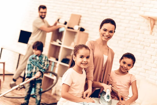 Niedlich Lächelnde Familie Putzen Und Bügeln Von Kleidung Mutter Mit — Stockfoto