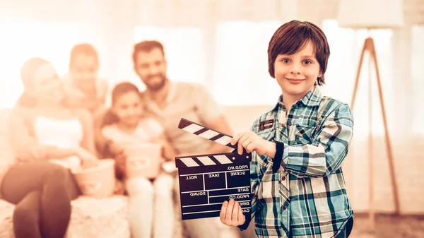 Pojken Håller Synkronklappa Med Familjebakgrund Barn Äter Popcorn Och Leende — Stockfoto