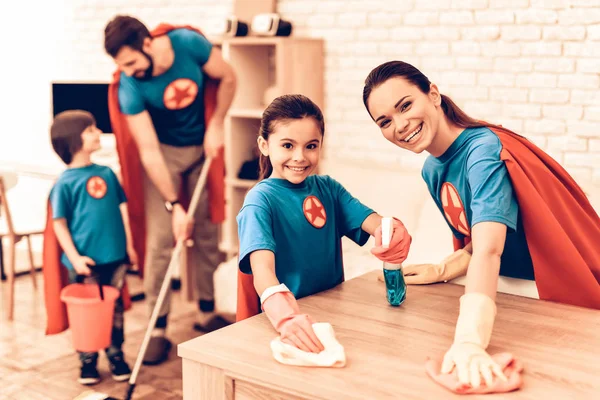 Oda Temizliği Mutlu Sevimli Süper Kahramanlar Ailesi Anne Evde Tablo — Stok fotoğraf