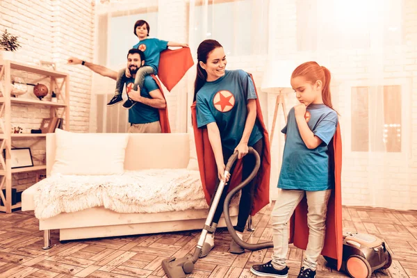 超级英雄家庭清洁室与孩子们 母亲和孩子们在家洗 清洁日概念 角色扮演超级英雄 孩子们在帮助房子里的选择 父概念 国内理念 超级英雄服装 — 图库照片