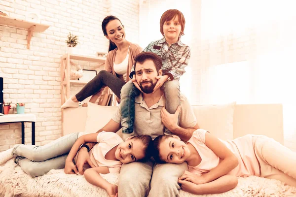 Retrato Una Linda Familia Sonriente Sentada Sofá Padres Sonrientes Con — Foto de Stock