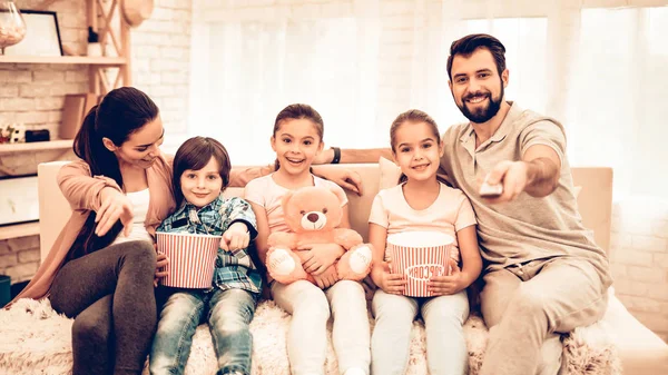 Güzel Neşeli Aile Evde Film Izlerken Patlamış Mısır Yemek Gülen — Stok fotoğraf