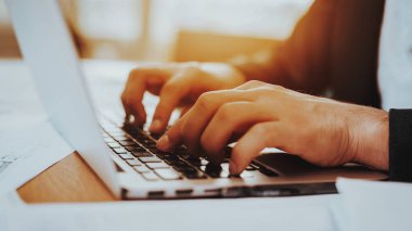 Erkek el üstünde Laptop klavye yazarak closeup. Metin yazarı adam taşınabilir kişisel bilgisayar kullanarak Internet tarama. Online iş ve uzak iş işçisi kavramı serbest