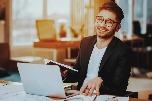 Primer Plano Retrato Del Hombre Negocios Que Trabaja Ordenador Portátil — Foto de Stock