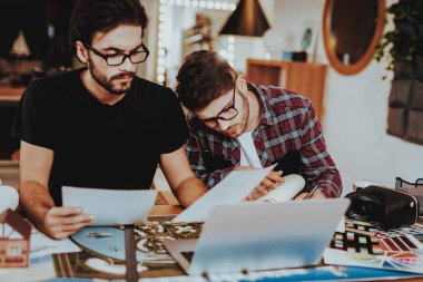 Birlikte kapalı çalışan iki serbest tasarımcı. Yoğun grafik çizerler portresi Not defteri, masada oturan dizüstü kullanarak proje üzerinde duruldu. Ekip çalışması Coworking kavramı