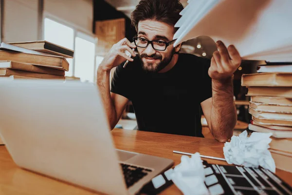 Künstler Texter Mit Filmklöppel Sitzt Drinnen Porträt Eines Gut Aussehenden — Stockfoto