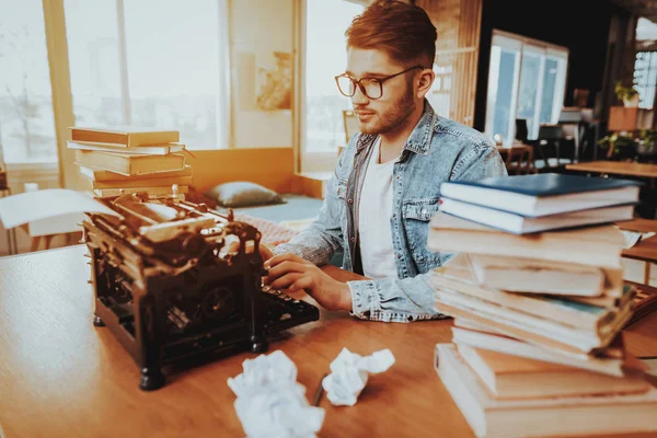 Schreibtisch Sitzt Ein Texter Der Einer Schreibmaschine Arbeitet Nachdenklicher Gutaussehender — Stockfoto