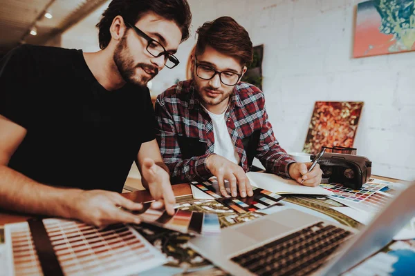 Diseñadores Gráficos Ocupados Centrados Proyecto Trabajo Retrato Dos Apuestos Colegas —  Fotos de Stock