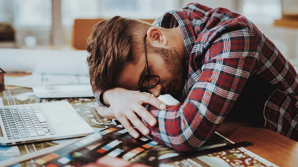 Portrét Grafik Usnul Práci Pohledný Unavený Ospalý Dala Hipster Muž — Stock fotografie