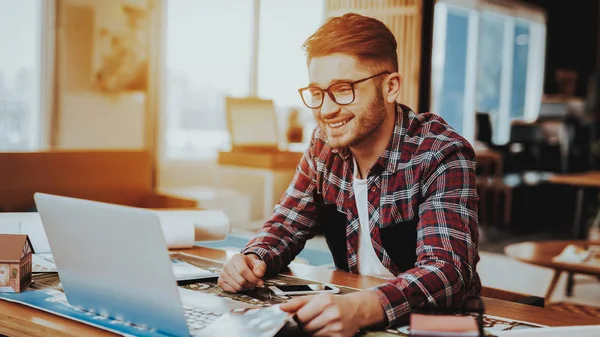 Feliz Ilustrador Sonriente Centrado Proyecto Trabajo Retrato Joven Barbudo Independiente — Foto de Stock