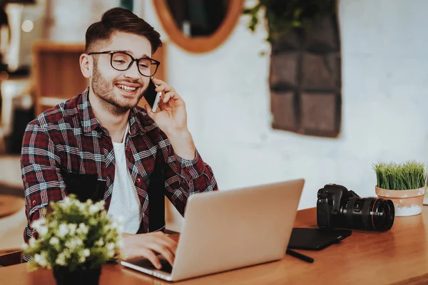 Freelancer Fala Telefone Enquanto Trabalhava Laptop Retrato Bonito Feliz Sorrindo — Fotografia de Stock