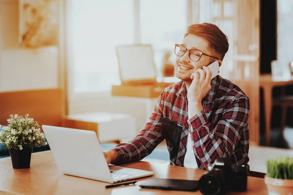 Happy Guy Fala Telefone Funciona Laptop Remotamente Retrato Feliz Sorrindo — Fotografia de Stock