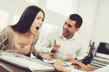 Genç çift avukatla geldi. Boşanma kavramı. Birbirlerini suçlarlar. Kalbi kırık. Profesyonel uzmanı ile istişare. Themis heykeli. Belgeleri hazırlanıyor. Aile uyumsuzluk. Office kavgası.