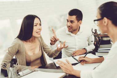 Genç çift avukatla geldi. Boşanma kavramı. Birbirlerini suçlarlar. Kalbi kırık. Profesyonel uzmanı ile istişare. Themis heykeli. Belgeleri hazırlanıyor. Aile uyumsuzluk. Office kavgası.