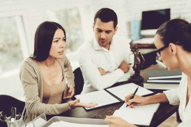 Genç çift avukatla geldi. Boşanma kavramı. Birbirlerini suçlarlar. Kalbi kırık. Profesyonel uzmanı ile istişare. Themis heykeli. Belgeleri hazırlanıyor. Aile uyumsuzluk. Office kavgası.