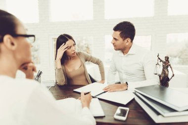 Genç çift avukatla geldi. Boşanma kavramı. Birbirlerini suçlarlar. Kalbi kırık. Profesyonel uzmanı ile istişare. Themis heykeli. Belgeleri hazırlanıyor. Aile uyumsuzluk. Office kavgası.