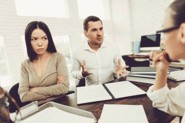 Genç çift avukatla geldi. Boşanma kavramı. Birbirlerini suçlarlar. Kalbi kırık. Profesyonel uzmanı ile istişare. Themis heykeli. Belgeleri hazırlanıyor. Aile uyumsuzluk. Office kavgası.