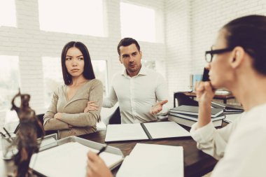 Genç çift avukatla geldi. Boşanma kavramı. Birbirlerini suçlarlar. Kalbi kırık. Profesyonel uzmanı ile istişare. Themis heykeli. Belgeleri hazırlanıyor. Aile uyumsuzluk. Office kavgası.