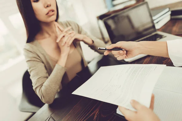 Jonge Vrouw Kwam Aan Advocaat Echtscheiding Concept Teleurgesteld Vrouw Gebroken — Stockfoto