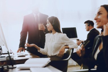 İşadamı ve çağrı merkezinde çalışan genç kadın. Bilgisayar Yöneticisi. Ofiste iş adamı. Danışman mikrofon ile. Müşteri hizmet anlayışı. Kulaklık kadında. Office çalışmasında.