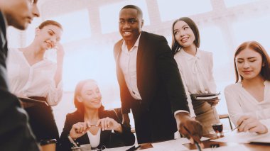 Takım yöneticileri konuşma ofiste var. Office toplantıda. Modern ofis kavramı. Meslektaşları ile işbirliği. Ekiple iş adamı. Çalışma alanı üzerinde ekip oluşturma. İş takım elbiseli adamı.