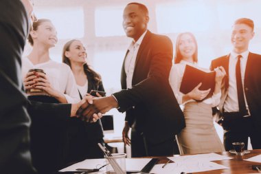 Takım yöneticileri konuşma ofiste var. Office toplantıda. Modern ofis kavramı. Meslektaşları ile işbirliği. Ekiple iş adamı. Çalışma alanı üzerinde ekip oluşturma. İş takım elbiseli adamı.