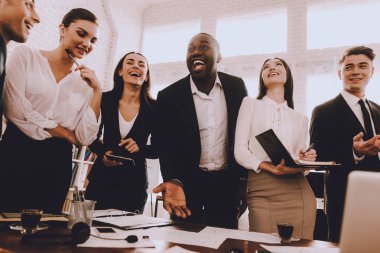 Takım yöneticileri konuşma ofiste var. Office toplantıda. Modern ofis kavramı. Meslektaşları ile işbirliği. Ekiple iş adamı. Çalışma alanı üzerinde ekip oluşturma. İş takım elbiseli adamı.